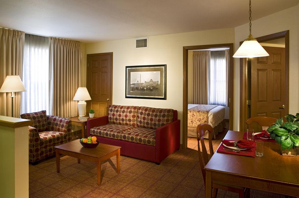 Towneplace Suites By Marriott Detroit ליבוניה מראה חיצוני תמונה